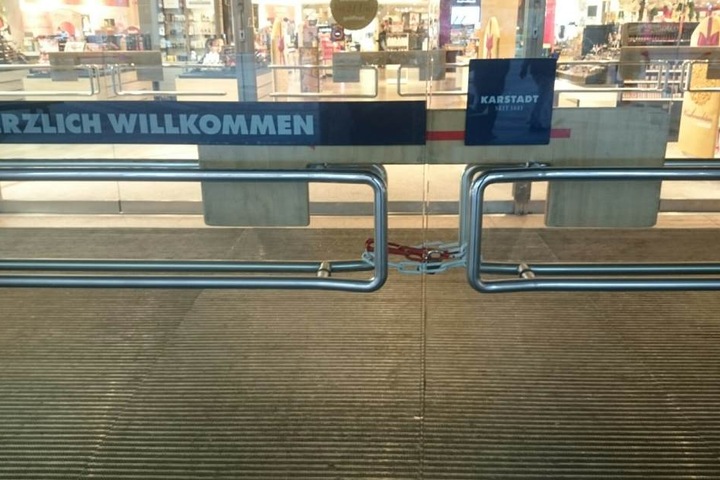 Die Polizei hat die Türen gesichert.