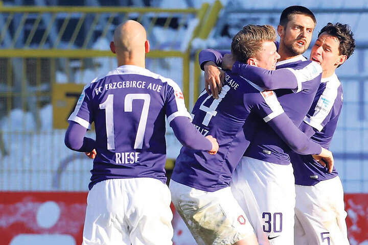 Jubel nach dem einzigen Sieg gegen Heidenheim. Dimitrij Nazarov (Nummer 30) traf beim 2:1 im Januar 2017 gegen den FCH.
