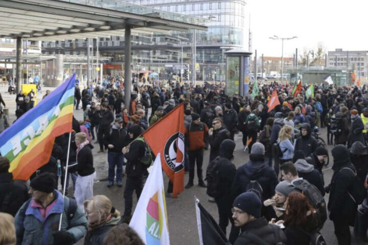 Demonstranten vor dem Dresdner Hauptbahnhof.
