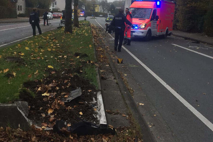 Der Begrenzungsstein wurde durch den Crash total zerfetzt.