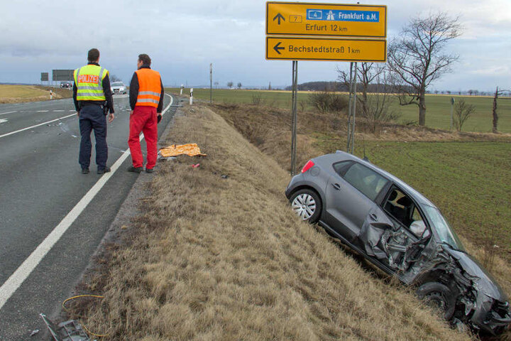 Der Fahrer des VW soll verletzt in ein Krankenhaus gekommen sein.