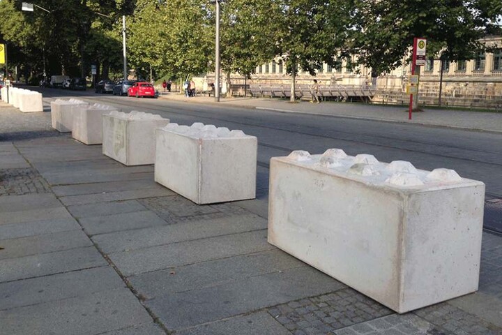 1400 solcher Betonklötze werden an den Zufahrten des Festgeländes aufgestellt, um Amokfahrten, wie in Nizza zu verhindern. Die Dresdner Polizei spricht dabei von Nizza-Sperren.