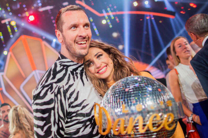 Der Ex-Handballer und seine Partnerin freuen sich über den Sieg bei "Let's Dance".