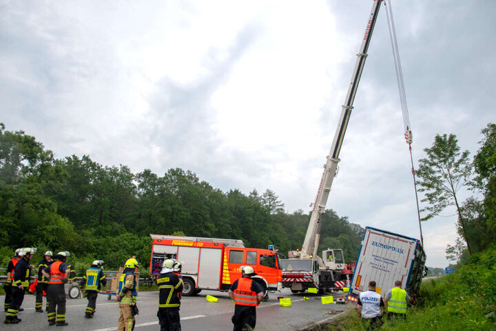 Die aufwendige Bergung nach dem Unfall auf der A21 zog sich bis in die Abendstunden hin.