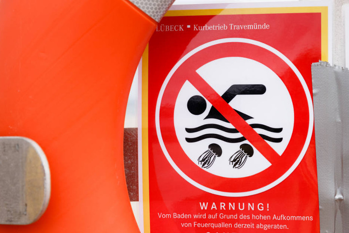 An den betroffenen Stränden warnen Hinweisschilder und Flaggen vor dem Baden.