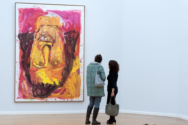 Besucher in der Ausstellung vor dem Bild " Schwester Rosi III " 1995 Öl auf Leinwand.