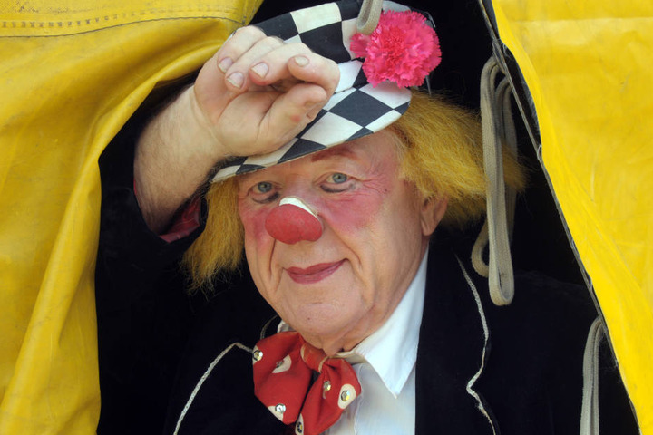 Die karierte Mütze und die rote Fliege waren die Markenzeichen von Oleg Popows Figur "Iwanuschka".