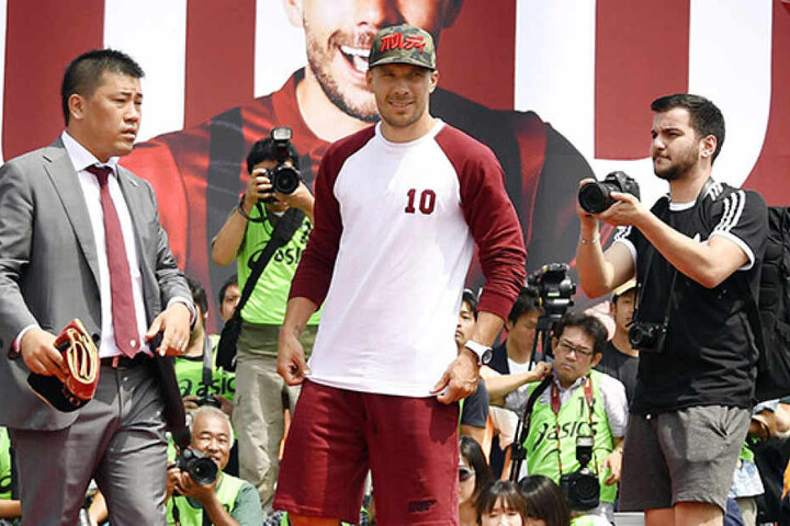 So hat er sich das vorgestellt: Ein guter Empfang sei das, rief Podolski Reportern zu.