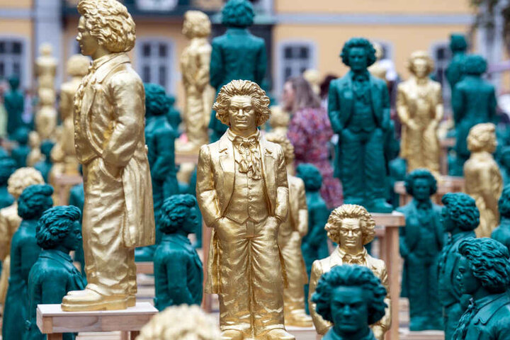 Lächelnde Beethoven-Statuen, ein Kunstwerk des Konzeptkünstlers und Bildhauers Ottmar Hörl, stehen auf dem Münsterplatz in Bonn.