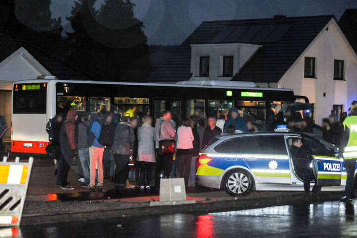 Die Eltern konnten die Schüler aus den Bussen abholen.