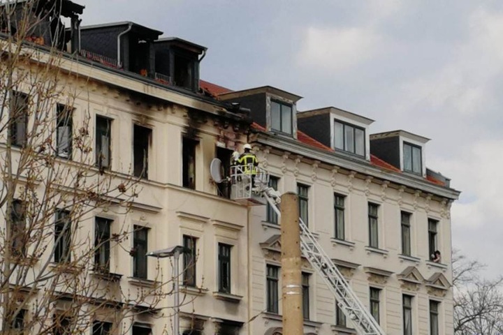 Rauch liegt in der Luft und Qualm kommt aus den Fenstern.