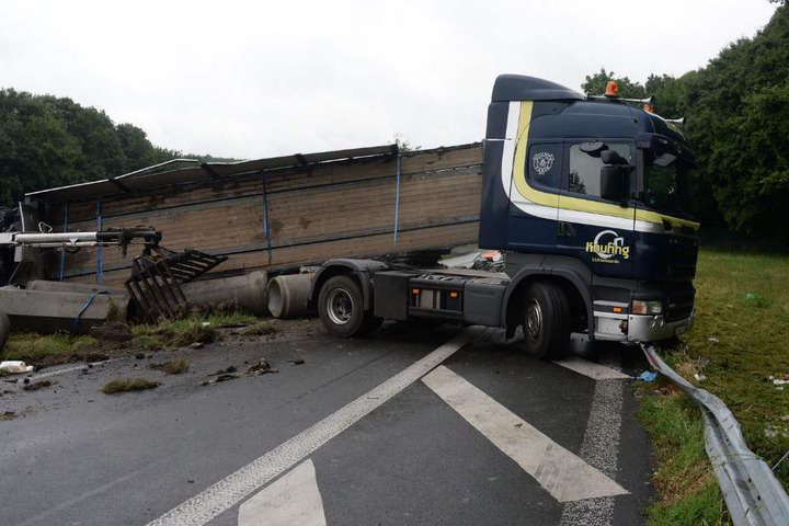 Der Auflieger löste sich vom Lkw und kippte auf die Seite.
