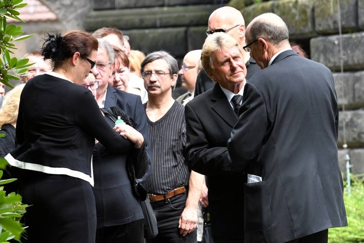 Unter den Trauergästen: Hans Jürgen Beyer mit Roderich Schmidt (re) und li: Tochter Susanne.