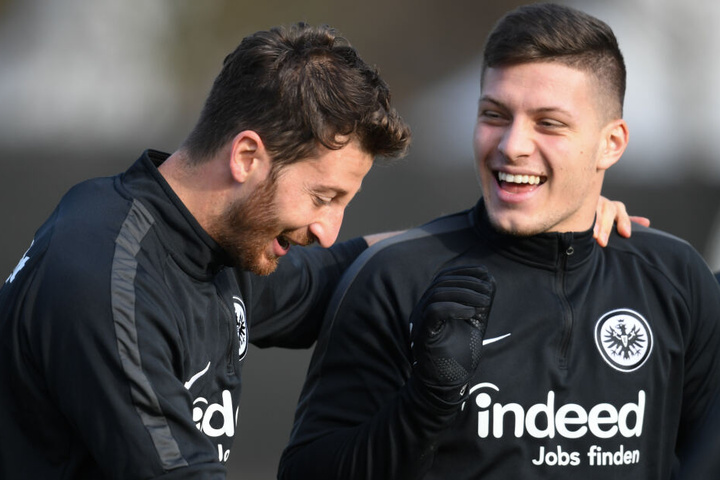 Fühlt sich in Frankfurt wohl: Luka Jovic (re.) beim Training mit Eintracht-Kapitän David Abraham.