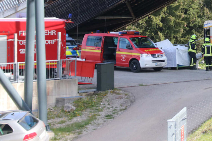 Der Pilot wurde mit Brüchen in ein Krankenhaus gebracht.