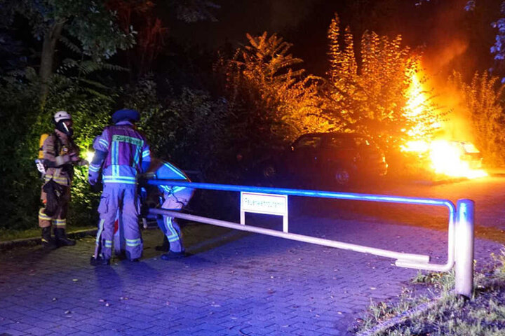 Als die Feuerwehr eintrief, scheiterten die Rettungskräfte beim Öffnen der Feuerwehrzufahrt.