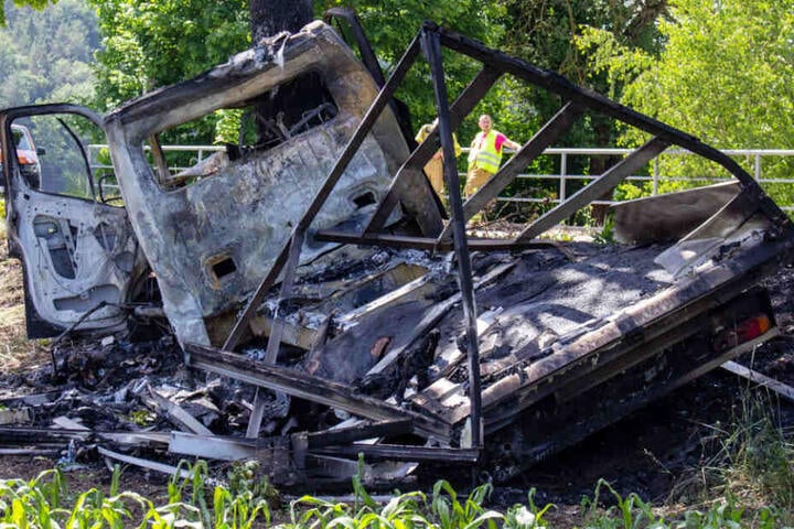 Ein Lkw-Fahrer wurde bei einem Unfall bei Göttschlag in Bayern schwer verletzt.