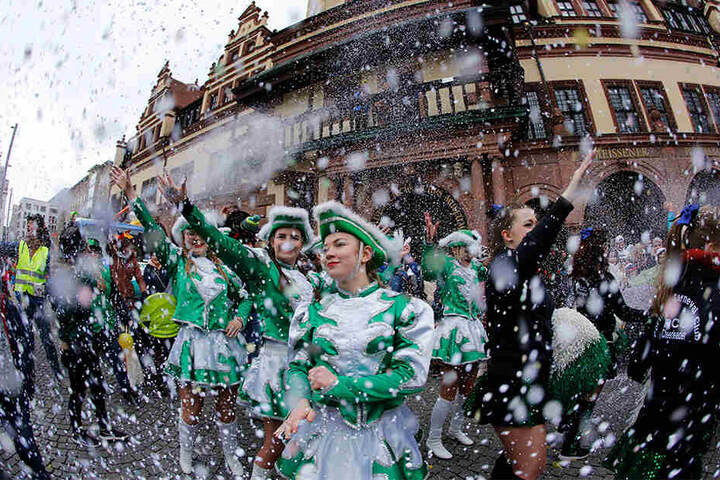 Der 20. Große Rosensonntagsumzug fährt durch die gesamte Innenstadt.