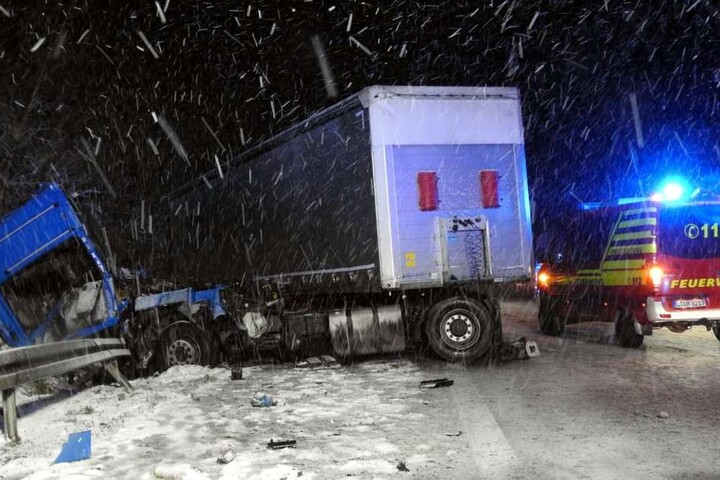 A14: Zwei Brummifahrer kamen sich beim Überholen zu nahe und wurden auf spiegelglatter Fahrbahn bei Schneesturm und schlechter Sicht in die Böschung gedrückt.