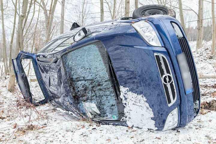 Die Fahrerin wurde bei dem Unfall verletzt und musste ins Krankenhaus gebracht werden.