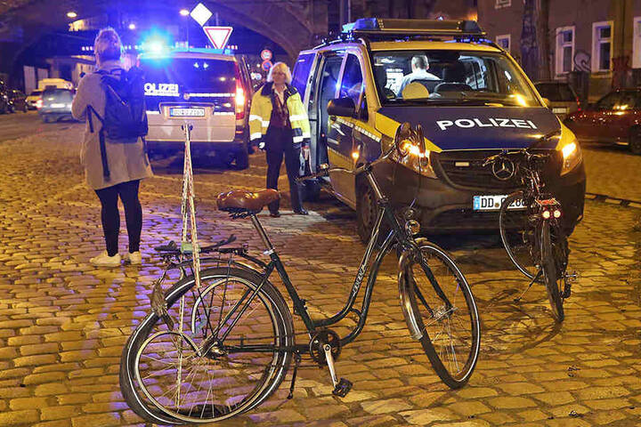 Die Fahrradfahrerin wurde bei dem Unfall schwer verletzt, ihr Begleiter leicht.