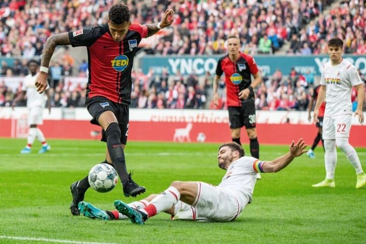 Berlins Davie Selke (l) im Zweikampf mit Kölns Jonas Hector.