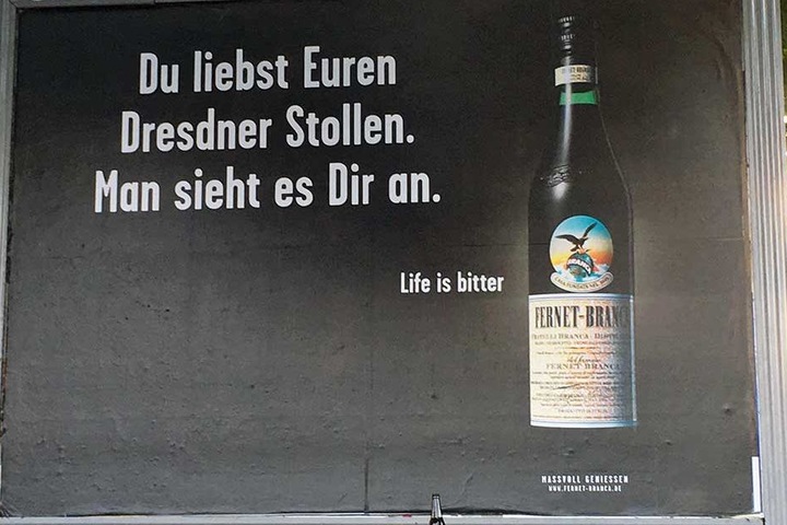 Diese Plakat ist der Stein des Anstoßes.