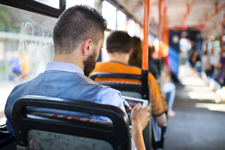 Glücklicherweise befanden sich zum Zeitpunkt des Zusammenstoßes keine Fahrgäste in der Straßenbahn (Symbolbild).