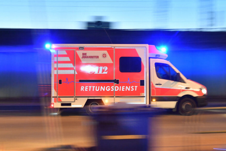 Der Rettungswagen brachte die Frau noch in ein Krankenhaus. (Symbolbild)