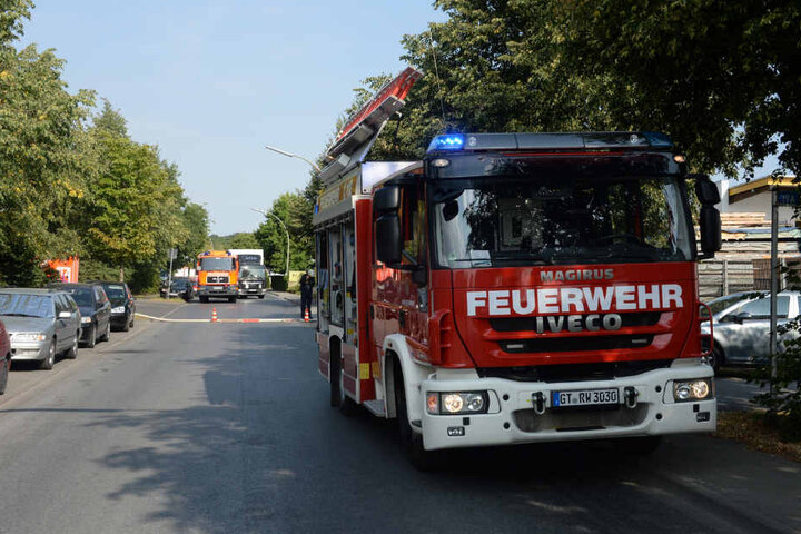 Die Zufahrtsstraße zum Gelände wurde von der Feuerwehr gesperrt.