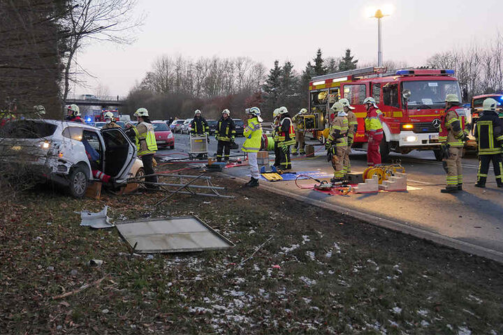 Zahlreiche Rettungskräfte sicherten die Unfallstelle.