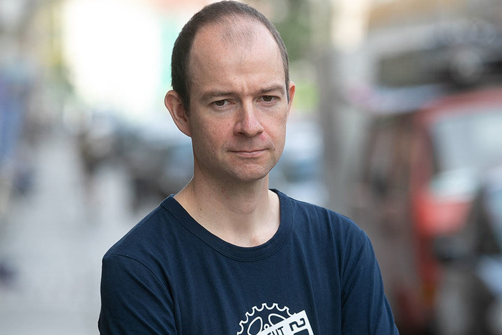 Die Ideen sind gut, die Umsetzung nicht: ADFC-Vorstand Nils Larsen (34) kritisiert das Radweg-Programm des Rathauses.