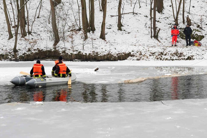 Einsatzkräfte suchen nach der vermissten Frau auf der Zwickauer Mulde.