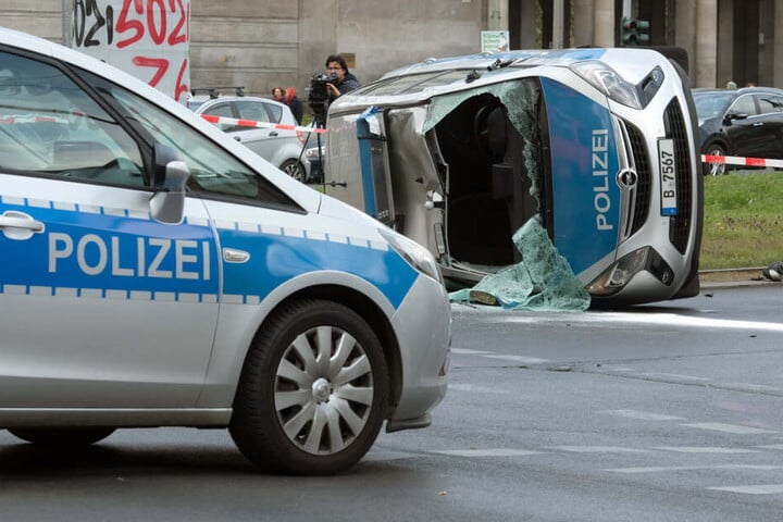 Drei Polizisten kamen ins Krankenhaus.