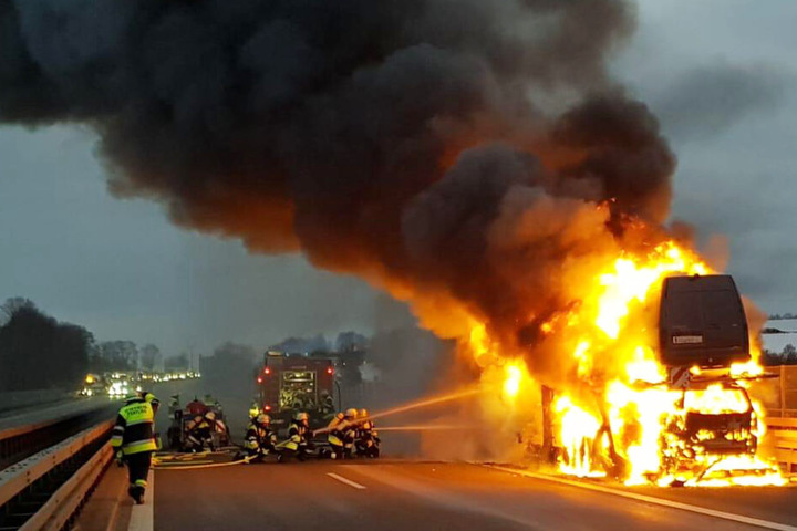Dichter Rauch und Flammen: Die Feuerwehr musste auf der Autobahn 3 einen Transporter löschen.