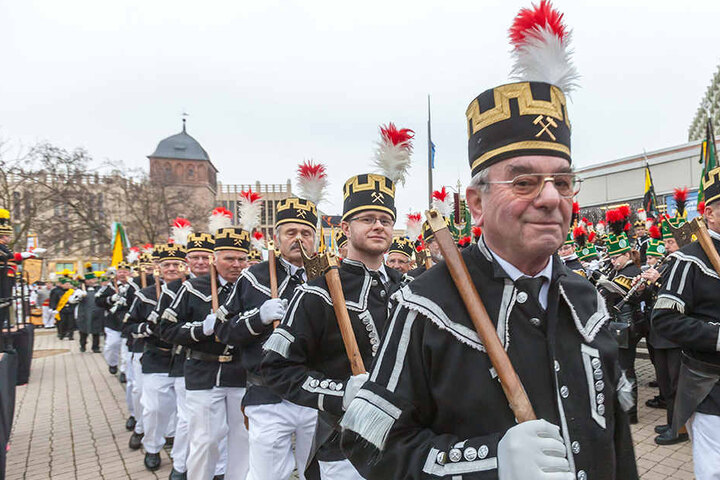 An der Bergparade der Bergbruderschaften nehmen etwa 1000 Uniformträger und Musiker teil.