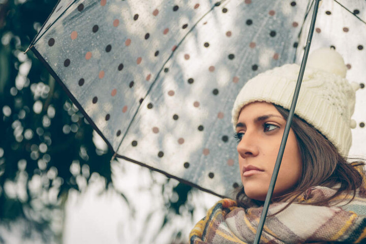 Den Regenschirm sollte man am Wochenende nicht vergessen! (Symbolbild)