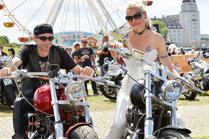 Entspannte Freiheit: Harley-Biker Thomas (50) und Andrea
(49) kommt es nicht auf die Geschwindigkeit an.