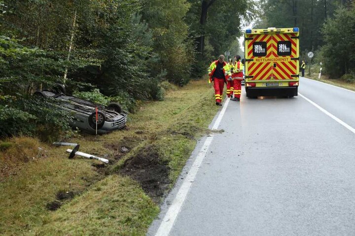 Der Unfallfahrer wurde leicht verletzt ins Krankenhaus gebracht.