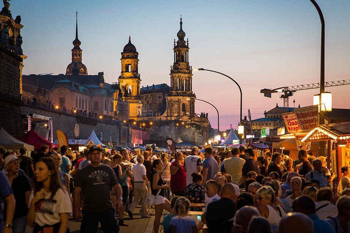 Feiern vor malerischer Kulisse: Das Canaletto-Stadtfest in Dresden.