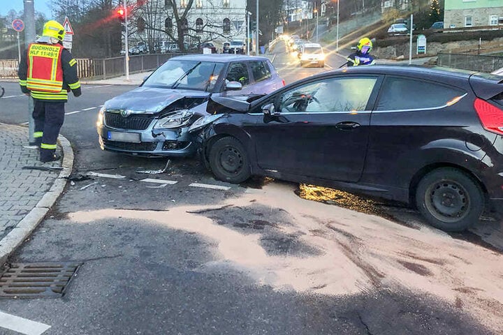 Ein Skoda und ein Ford waren auf der Kreuzung kollidiert.