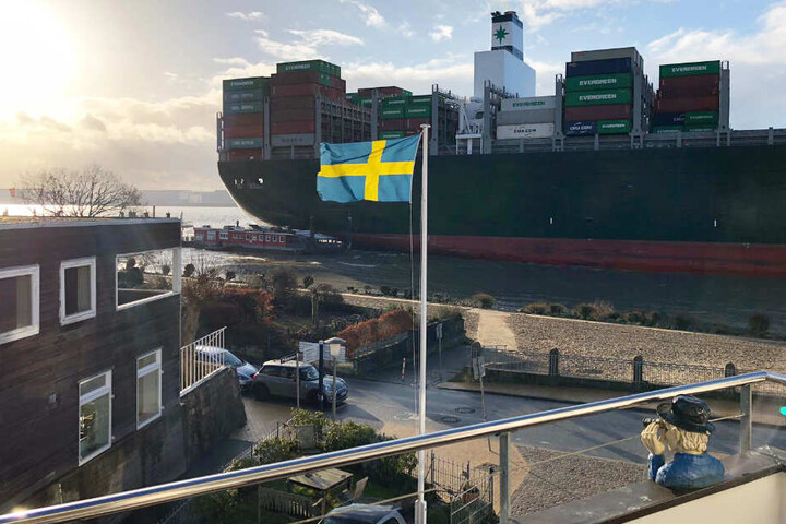 Ein riesiges Containerschiff drückt die Fähre gegen den Anleger Blankenese.