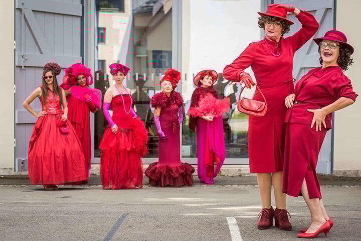 Ganz in Rot und Pink gehüllt, sind die Hobby-Models wahrlich nicht zu übersehen.