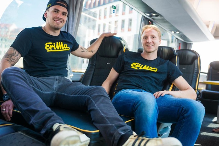 Pascal Testroet (l.) und Marco Hartmann machen es sich im neuen Bus bequem.