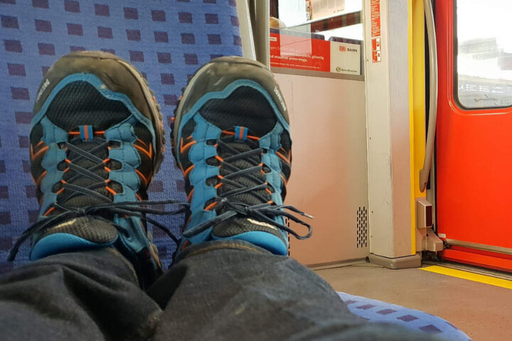 Der Mann hatte seine Füße aus dem Sitz. (Symbolbild)