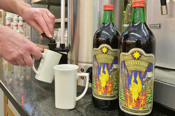 Fragen Sie ruhig mal nach: Auch im Restaurant "Dinea" in der "Galeria Kaufhof" ist noch Glühwein zu haben.