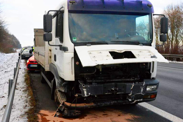 Der Lkw kam aus bisher unbekannten Gründen nach rechts von der Fahrbahn ab.