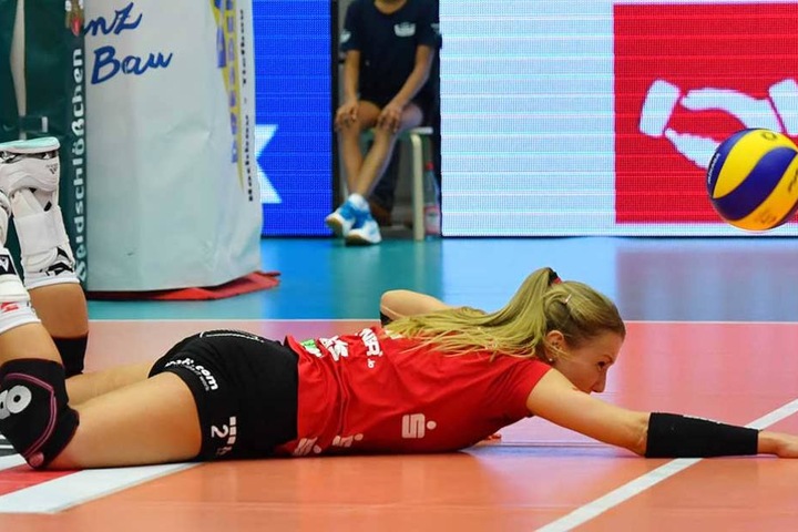 Mareen Apitz hatte beim 0:3 im ersten Halbfinale einen schweren Stand. Hier macht sich die DSC-Zuspielerin bei einer Rettungsaktion auf dem Feld lang.