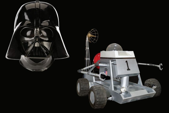 Für Darth Vaders Helm erhoffen sich die Auktionäre 250.000 bis 450.000 US-Dollar. Bonds Mondbuggy soll 400.000 bis 600.000 Dollar bringen.