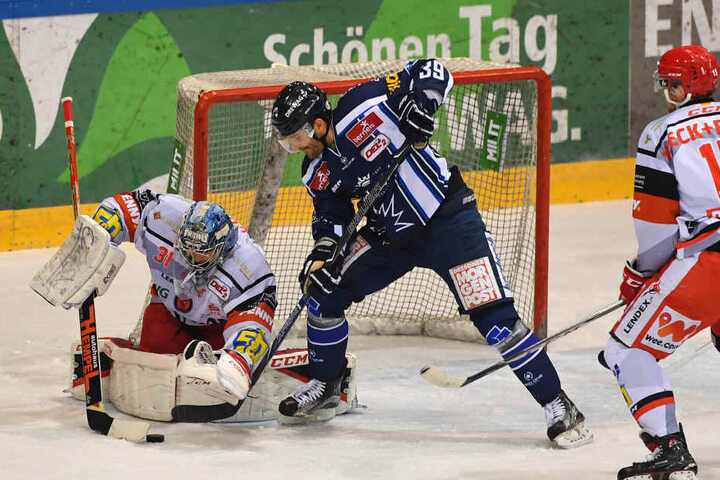 Matt Siddall (#39, Dresden) gegen Goalie Olivier Roy (Crimmitschau).